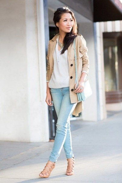 Одним из базовых элементов гардероба современной девушки можно без сомнения назвать голубые джинсы