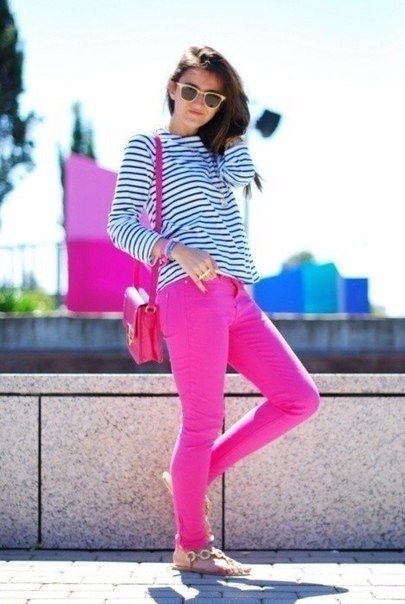 Замечательные образы с цветными джинсами.