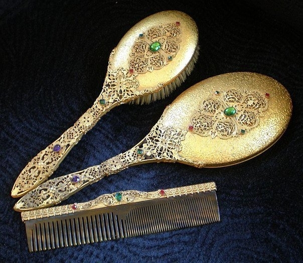 Расчёски, щётки и ручные зеркала начала ХХ века
