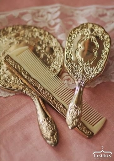 Расчёски, щётки и ручные зеркала начала ХХ века