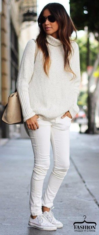 Белые свитера размера oversize и сочетания с ними