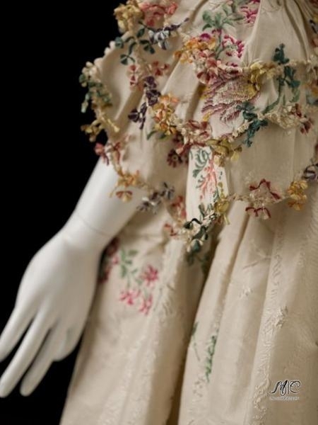Невероятная вышивка на рукавах дамских платьев 1750-70-х годов.