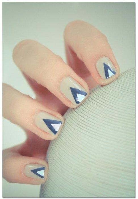 Тренд - треугольники на ногтях