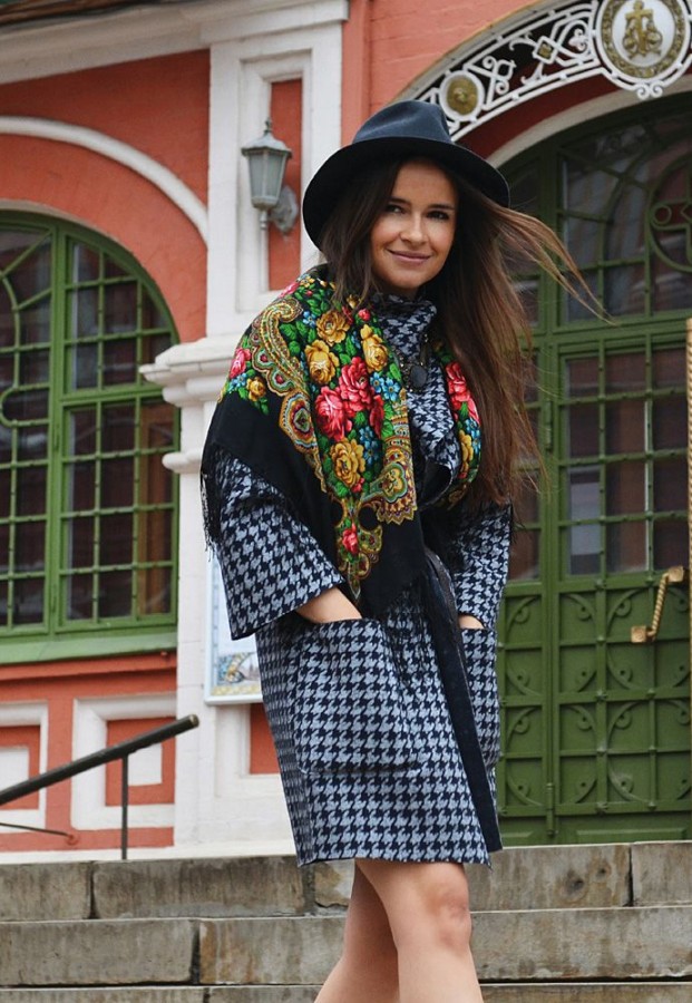 Как носить платок a la russe и выглядеть современно