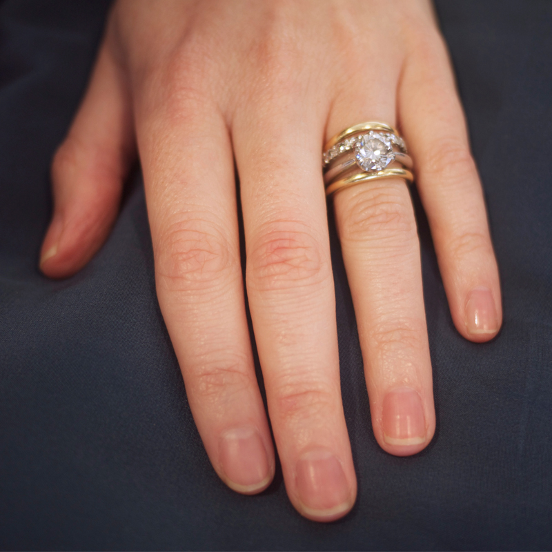Надеты кольца золотые. Обручальное и помолвочное кольцо. Золотое кольцо на пальце. Помолвочное кольцо на пальце. Широкие обручальные кольца.