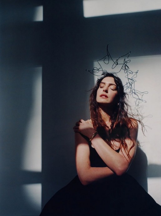 Энн Хэтэуэй (Anne Hathaway) в фотосессии для WWD Magazine (2024)