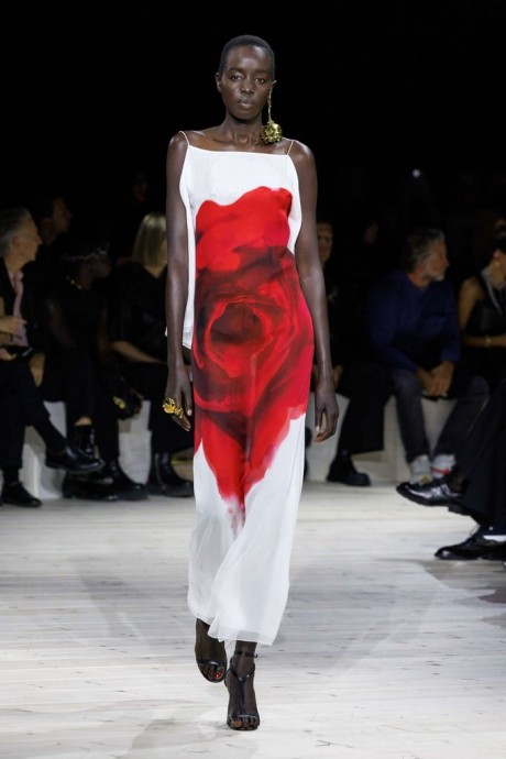 Коллекция Alexander McQueen Ready-To-Wear Весна-Лето 2024 Коллекция Alexander McQueen Ready-To-Wear Весна-Лето 2024