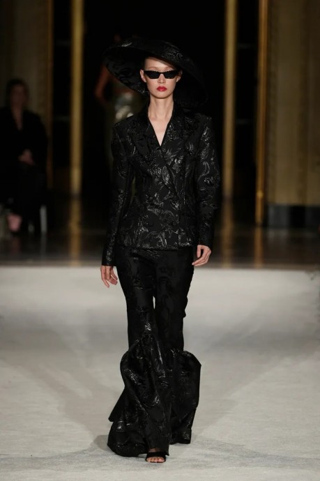 Коллекция Christian Siriano Ready-To-Wear Осень-Зима 2023 Коллекция Christian Siriano Ready-To-Wear Осень-Зима 2023