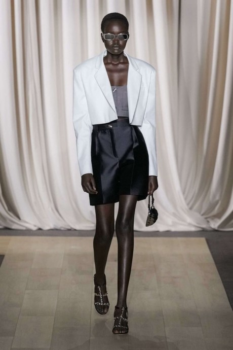 Коллекция Giambattista Valli Ready-To-Wear Весна-Лето 2024 Коллекция Giambattista Valli Ready-To-Wear Весна-Лето 2024