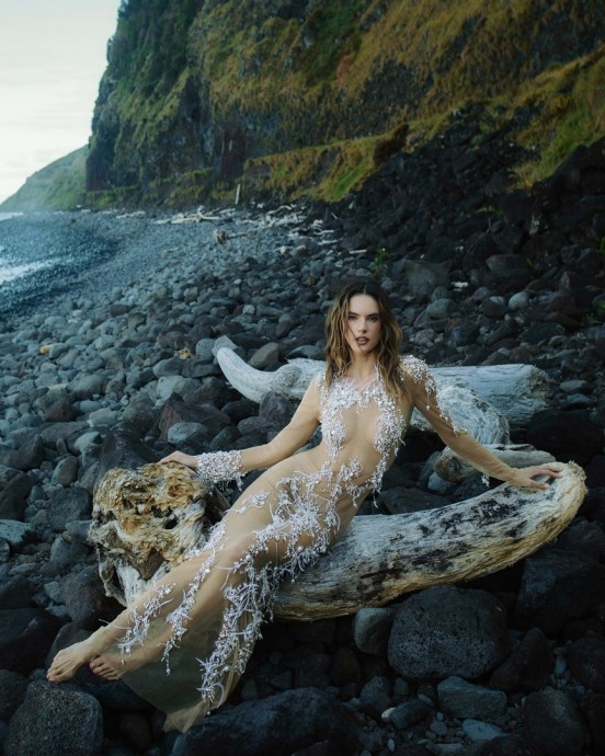 Алессандра Амброcио (Alessandra Ambrosio) в фотосессии для журнала Vogue Portugal (2024) Алессандра Амброcио (Alessandra Ambrosio) в фотосессии для журнала Vogue Portugal (2024)