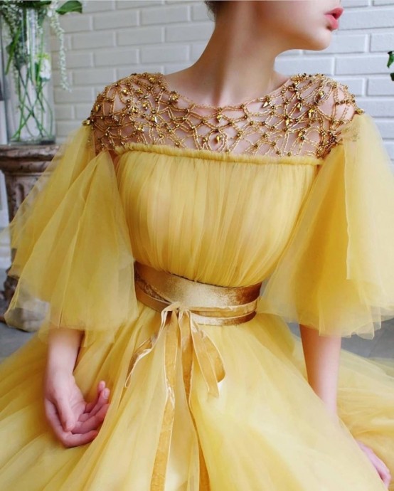 Яркий желтый цвет в дизайнерских весенних платьях