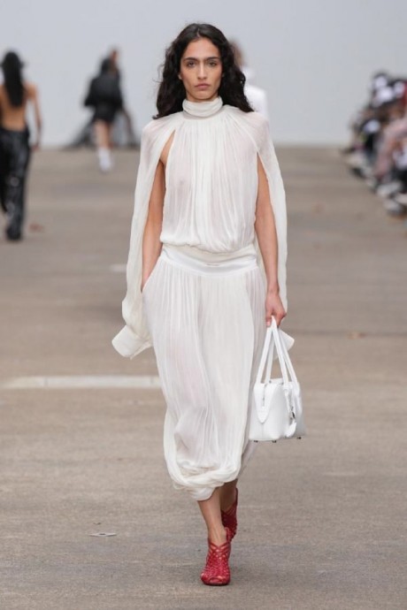 Коллекция Stella McCartney Ready-To-Wear Весна-Лето 2025 Коллекция Stella McCartney Ready-To-Wear Весна-Лето 2025