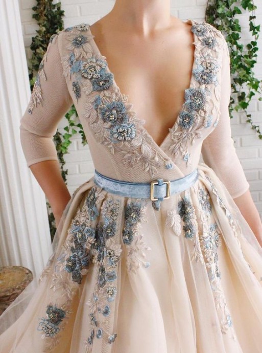 Потрясающие платья с вышивкой
