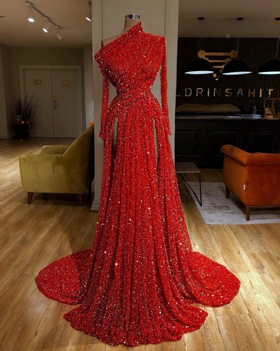 Красное платье – это всегда очень красиво и волшебно