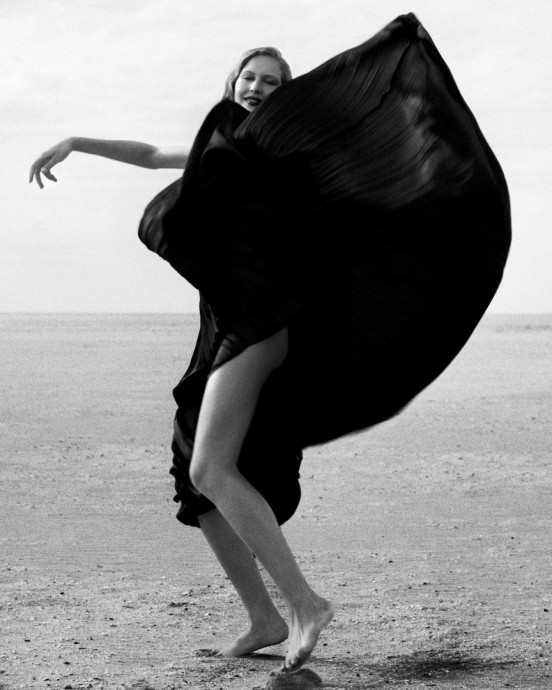 Angelina Kendall и Lulu Tenney в Chanel для Vogue Август 2024. Фото Malick Bodian Angelina Kendall и Lulu Tenney в Chanel для Vogue Август 2024. Фото Malick Bodian