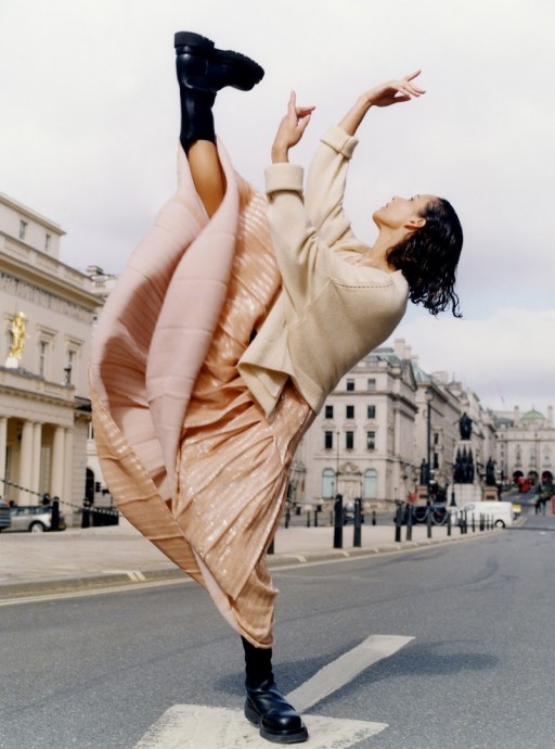 Модель Francesca Hayward украсила летний Harper's Bazaar UK