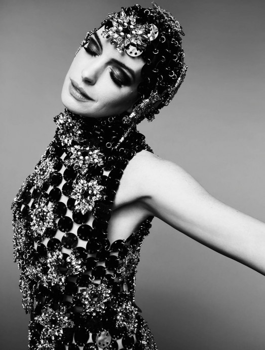 Энн Хэтэуэй (Anne Hathaway) украсила обложку нового выпуска CR Fashion Book China Issue 02