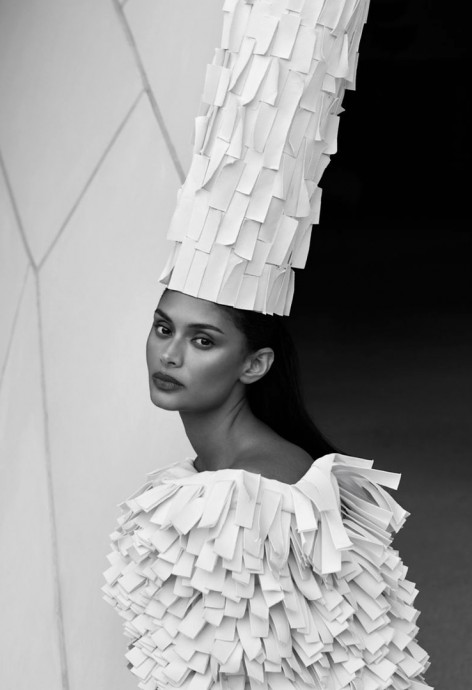 Модель Жасмин Хуссейн в Национальном музее Катара для Vogue Arabia