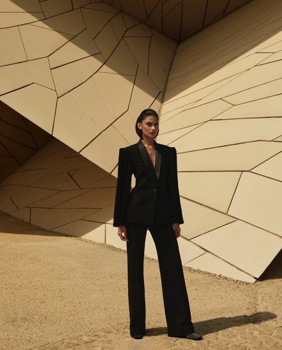 Модель Жасмин Хуссейн в Национальном музее Катара для Vogue Arabia