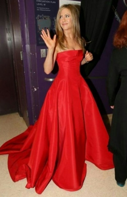 Кому из знаменитостей больше идет красное платье?