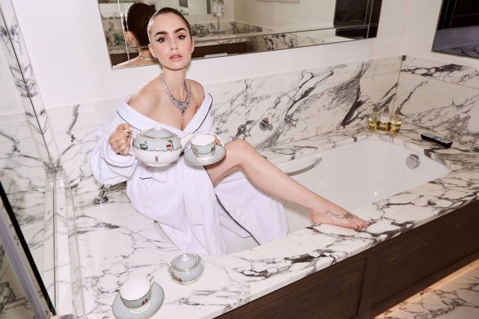 Лили Коллинз (Lily Collins) в фотосессии для журнала Vogue UK