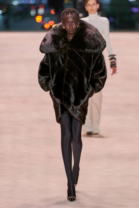 Коллекция Saint Laurent Ready-To-Wear Осень-Зима 2022/2023 Коллекция Saint Laurent Ready-To-Wear Осень-Зима 2022/2023