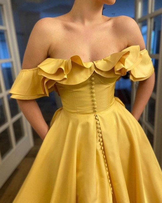 Яркий желтый цвет в дизайнерских весенних платьях