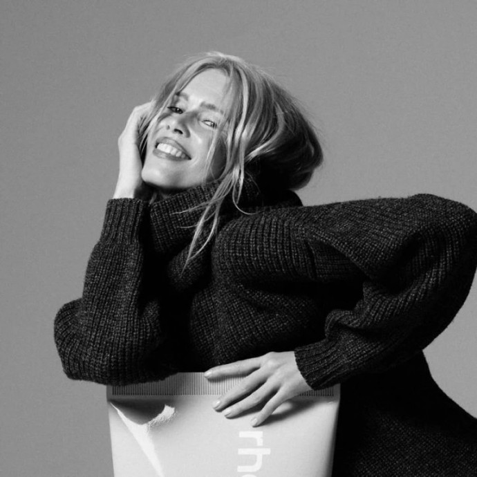 Клаудия Шиффер (Claudia Schiffer) в фотосессии для рекламной кампании Rhode Skin (2024) Клаудия Шиффер (Claudia Schiffer) в фотосессии для рекламной кампании Rhode Skin (2024)