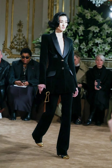 Коллекция Schiaparelli Ready-To-Wear Осень-Зима 2023-2024 Коллекция Schiaparelli Ready-To-Wear Осень-Зима 2023-2024