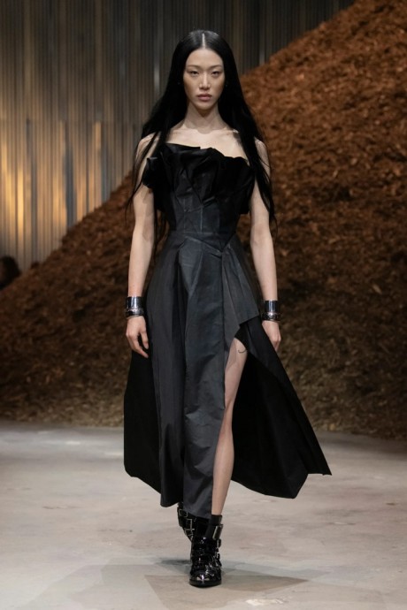 Коллекция Alexander McQueen Ready-To-Wear Осень-Зима 2022/2023