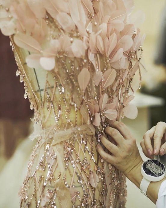 Детализация блистательных платьев от модного дома ливанского модельера Эли Сааб
