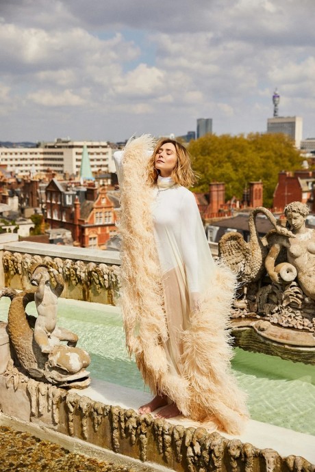 Элизабет Олсен (Elizabeth Olsen) в фотосессии для журнала Harper’s Bazaar UK