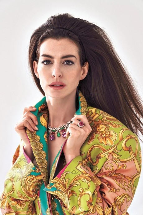 Энн Хэтэуэй (Anne Hathaway) в фотосессии для журнала Harper’s Bazaar Japan (2022)