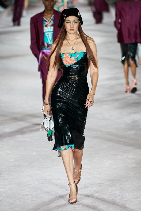 Коллекция Versace Ready-To-Wear Весна-Лето 2022