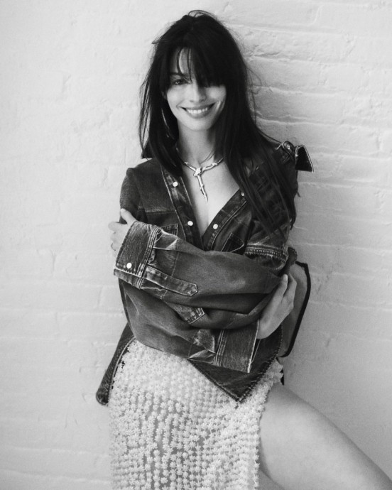 Энн Хэтэуэй (Anne Hathaway) в фотосессии для журнала Vogue France (2024) Энн Хэтэуэй (Anne Hathaway) в фотосессии для журнала Vogue France (2024)