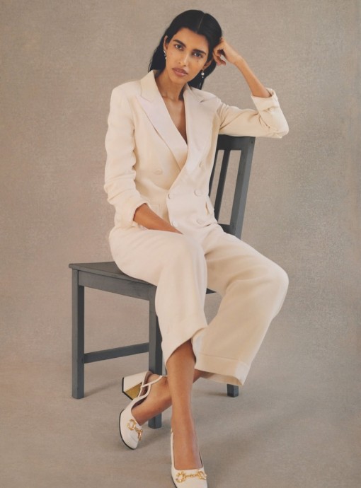 Модель Pooja Mor появилась на страницах июньского Vogue UK