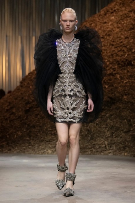 Коллекция Alexander McQueen Ready-To-Wear Осень-Зима 2022/2023 Коллекция Alexander McQueen Ready-To-Wear Осень-Зима 2022/2023