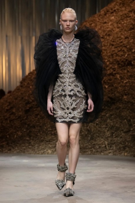 Коллекция Alexander McQueen Ready-To-Wear Осень-Зима 2022/2023