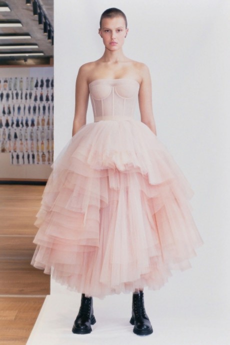 Коллекция Alexander McQueen Ready-To-Wear Весна-Лето 2021 Коллекция Alexander McQueen Ready-To-Wear Весна-Лето 2021