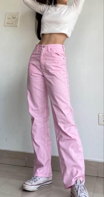Розовые брюки и образы с ними