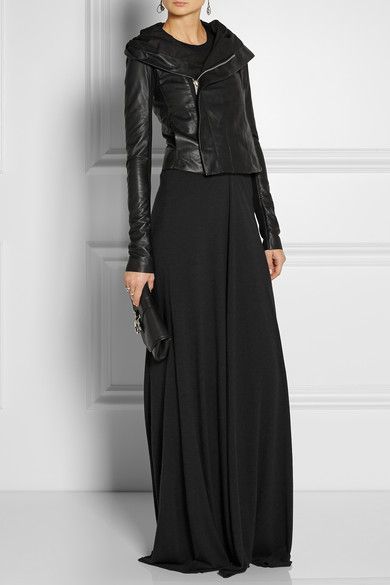 Look! Lady in black! Look! Lady in black!