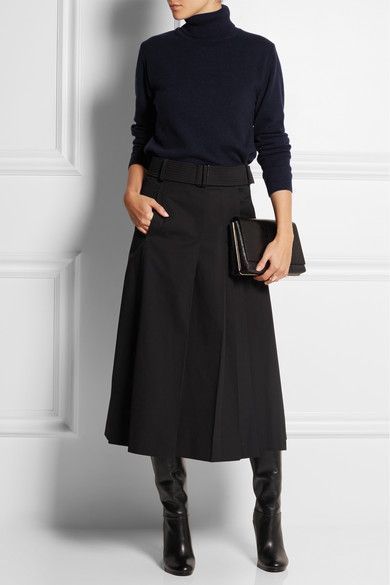 Look! Lady in black! Look! Lady in black!