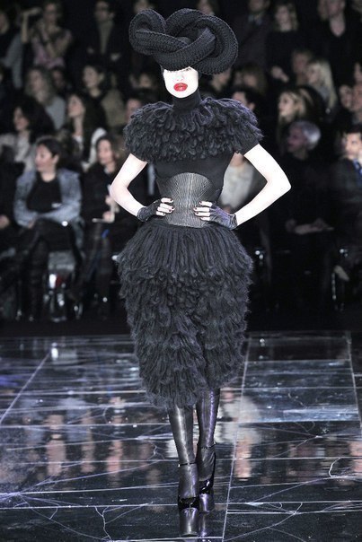 Модели коллекции Alexander McQueen Модели коллекции Alexander McQueen