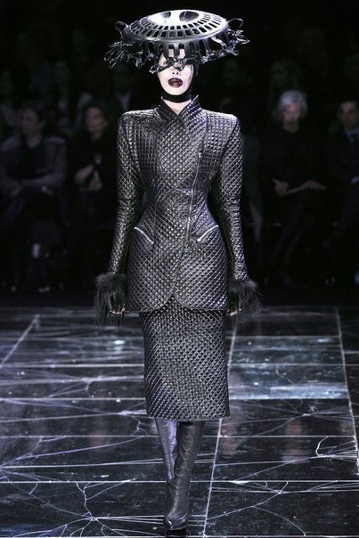 Модели коллекции Alexander McQueen Модели коллекции Alexander McQueen