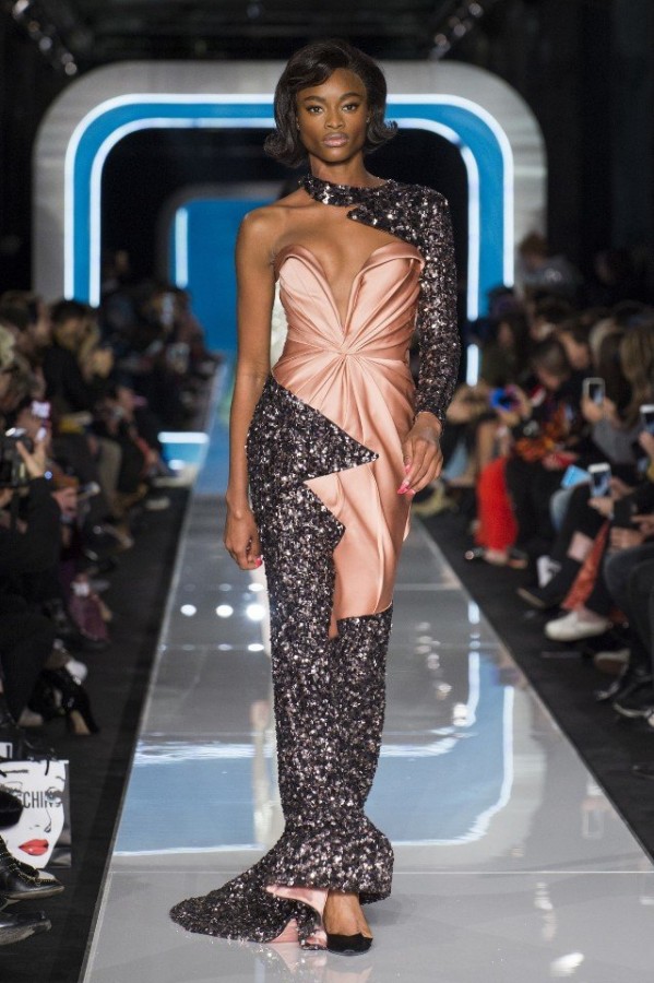 Яркие, стильные платья на показе Moschino в Милане Яркие, стильные платья на показе Moschino в Милане