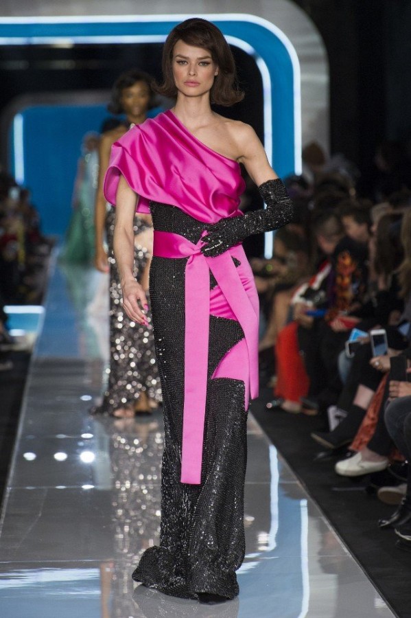 Яркие, стильные платья на показе Moschino в Милане Яркие, стильные платья на показе Moschino в Милане
