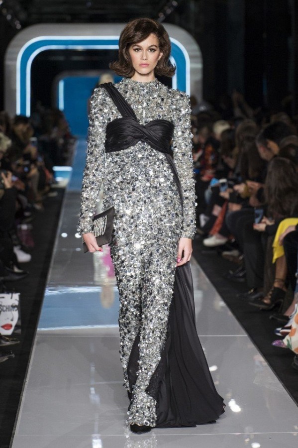Яркие, стильные платья на показе Moschino в Милане Яркие, стильные платья на показе Moschino в Милане