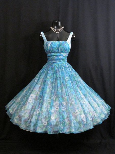 Пышные платья в стиле 50-х годов.