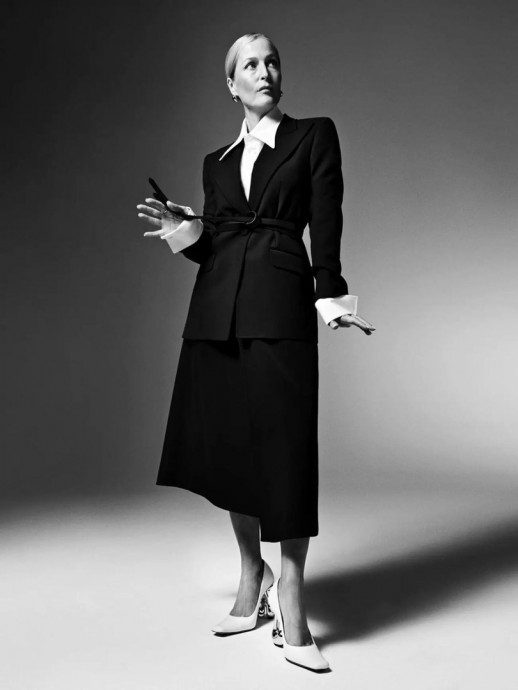 Джиллиан Андерсон (Gillian Anderson) в фотосессии для Net-A-Porter (2023)