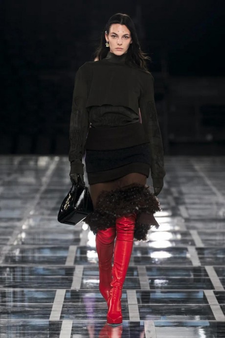 Многослойные образы в новой кoллекции Givenchy